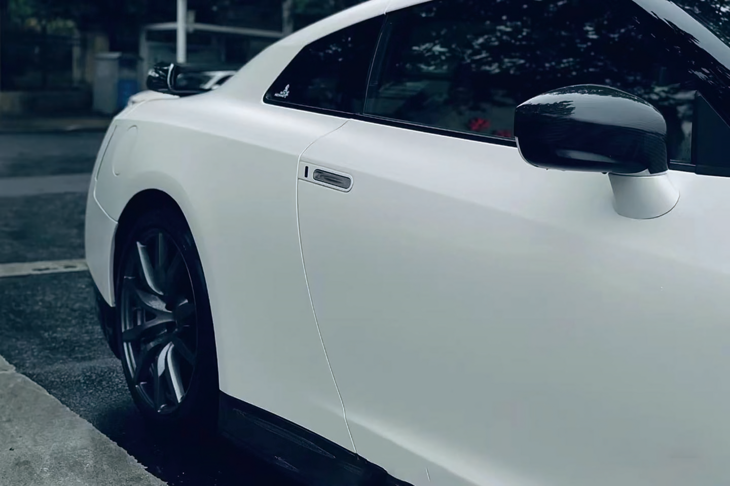 Electro-optic Metallic White